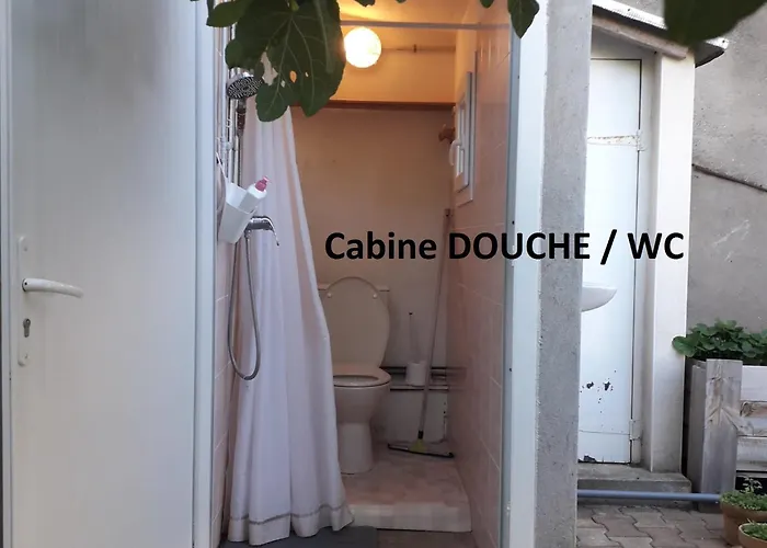 Deux Tentes Confortables Dans Un Joli Jardin Idealement Situe