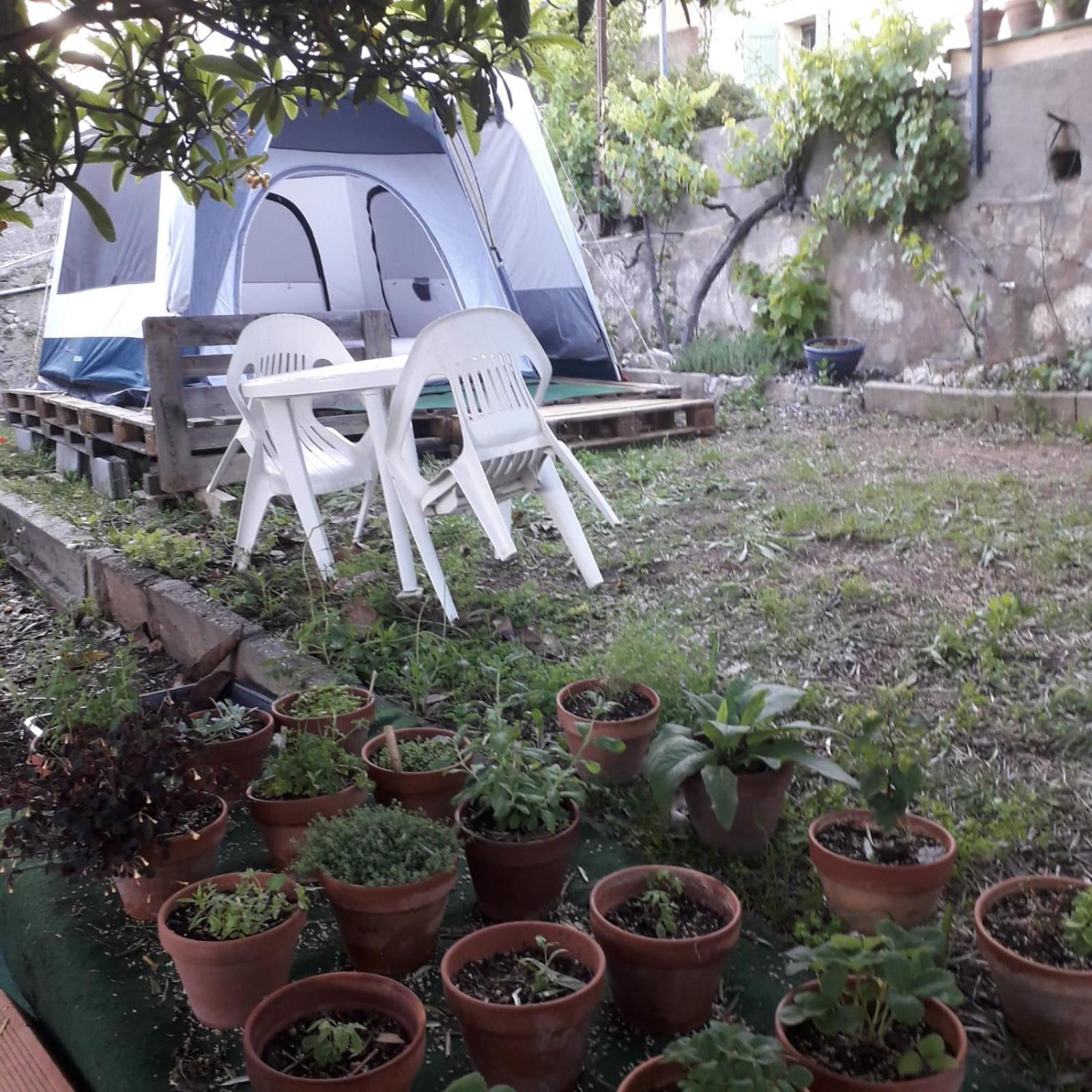 Deux Tentes Confortables Dans Un Joli Jardin Idealement Situe Sete