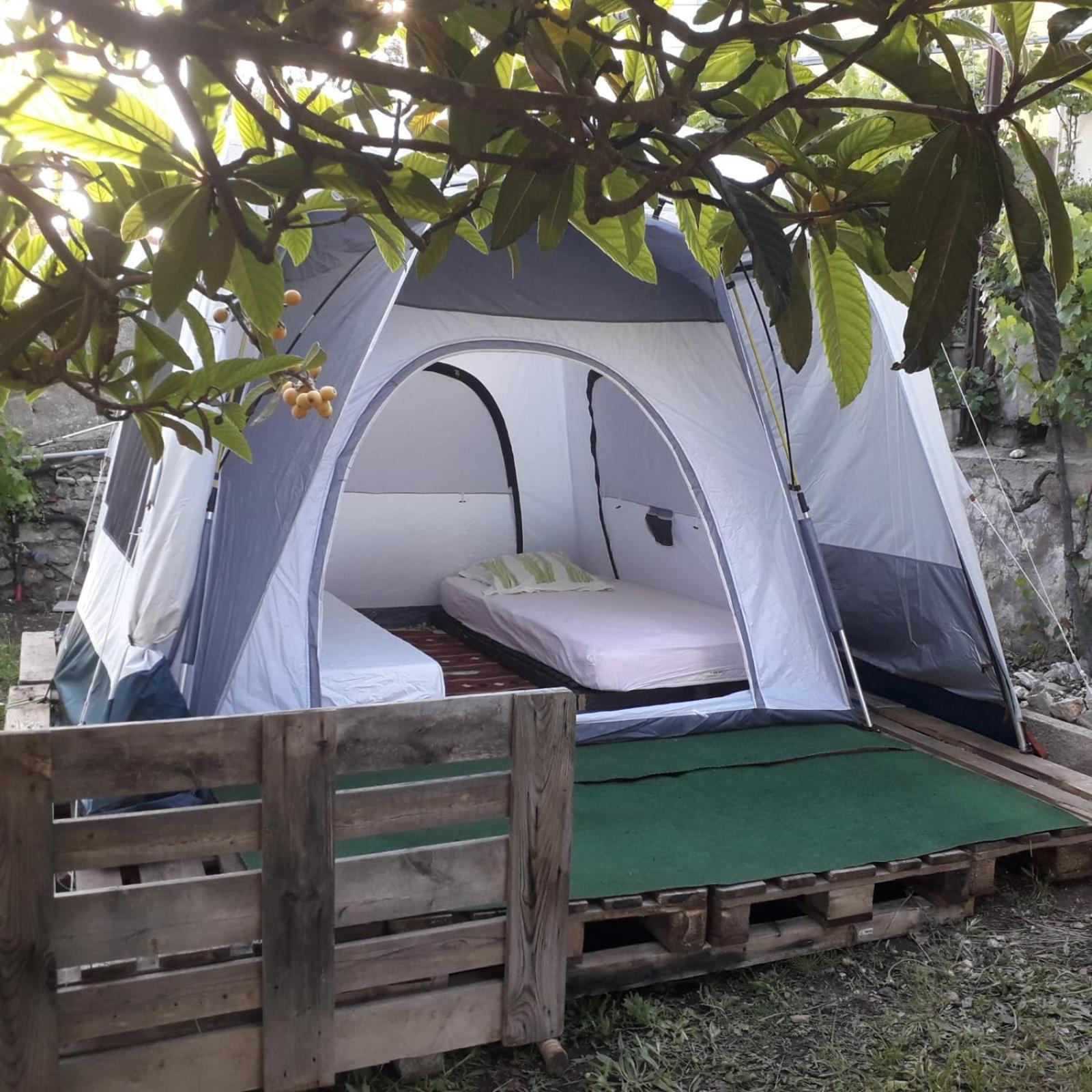 Deux Tentes Confortables Dans Un Joli Jardin Idealement Situe *